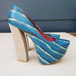 NWOT FRH Blue Pattern Platform Heels - 5.5